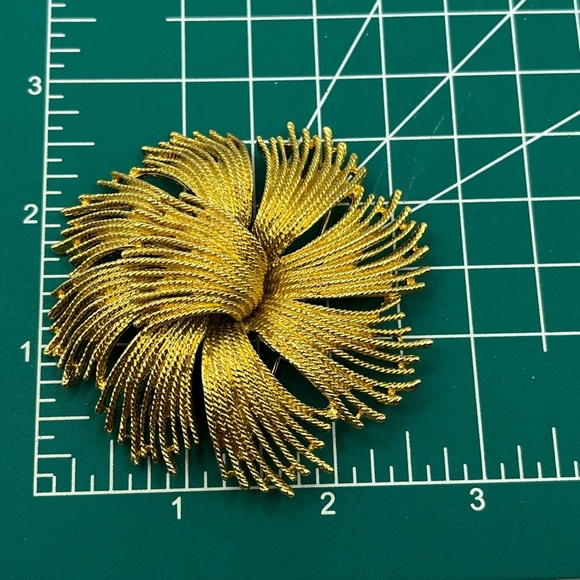 Monet Cordelia brooch, which was designed in 1963 by Leroy Miozzi Vintage Floral - Picture 9 of 11